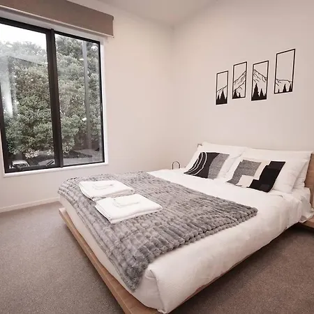 Central Park Stylish Brand New Townhouse, Ellerslie Apartment